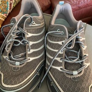 Eddie Bauer size 9 light blue and grey